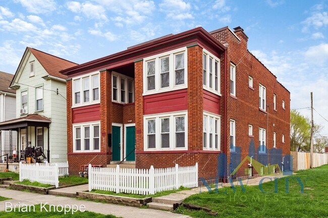 Building Photo - 925-927 W Town St