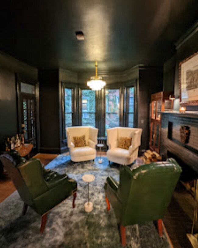 Salón con chimenea de leña - 1306 Oak Ave