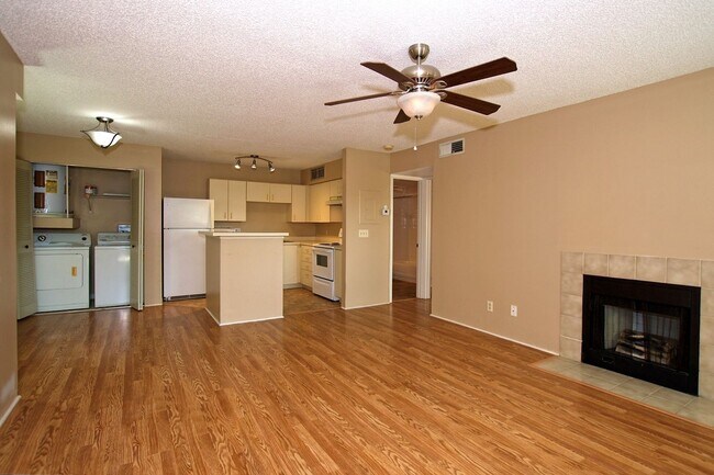 Foto del edificio - Nice 1 bed/ 1 bath second-floor condo at Lakewood Park Condominium
