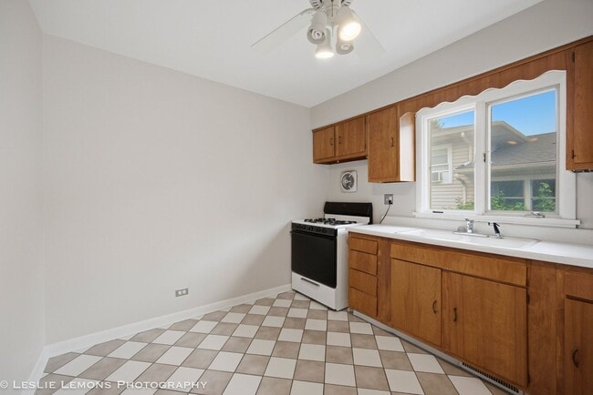 Building Photo - 2 Bedroom Duplex Available