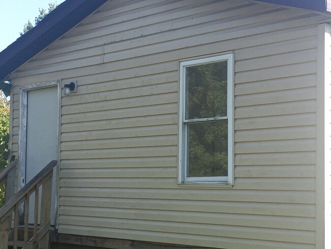 Building Photo - 4865 River Rd