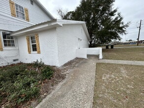 Building Photo - 300 Pleasant St