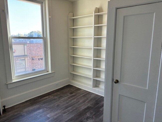 Building Photo - 110 Pine St