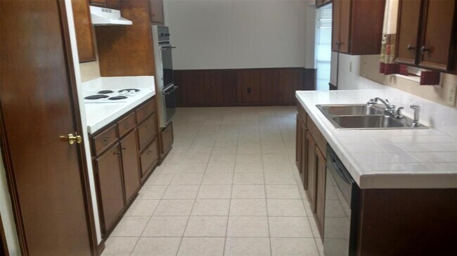 Building Photo - 18010 Blundell Dr