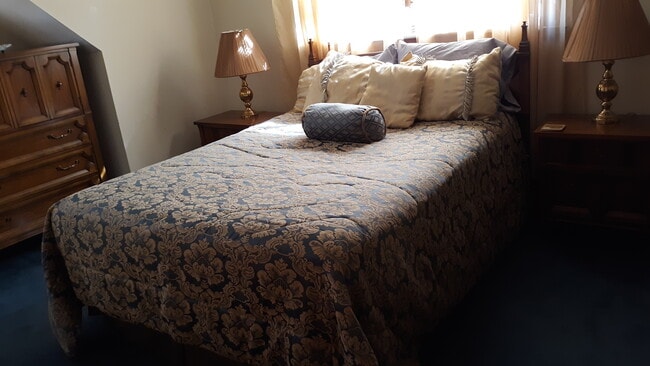 Queen bedroom. - 314 Fairview Ave
