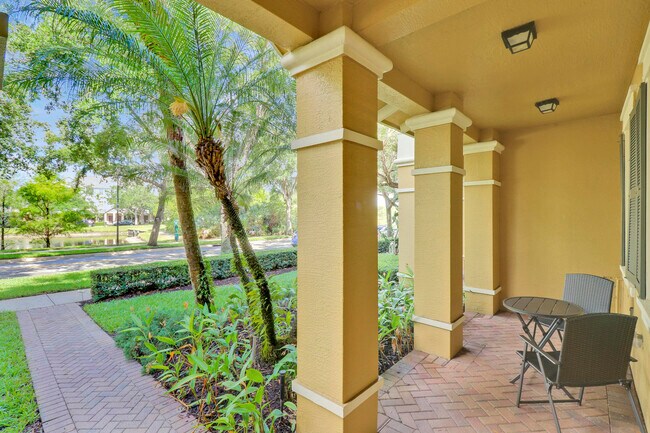 Foto del edificio - 123 E Thatch Palm Cir