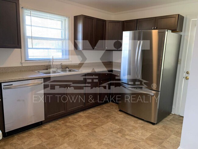 Building Photo - Well Kept Home With Town Conveniences