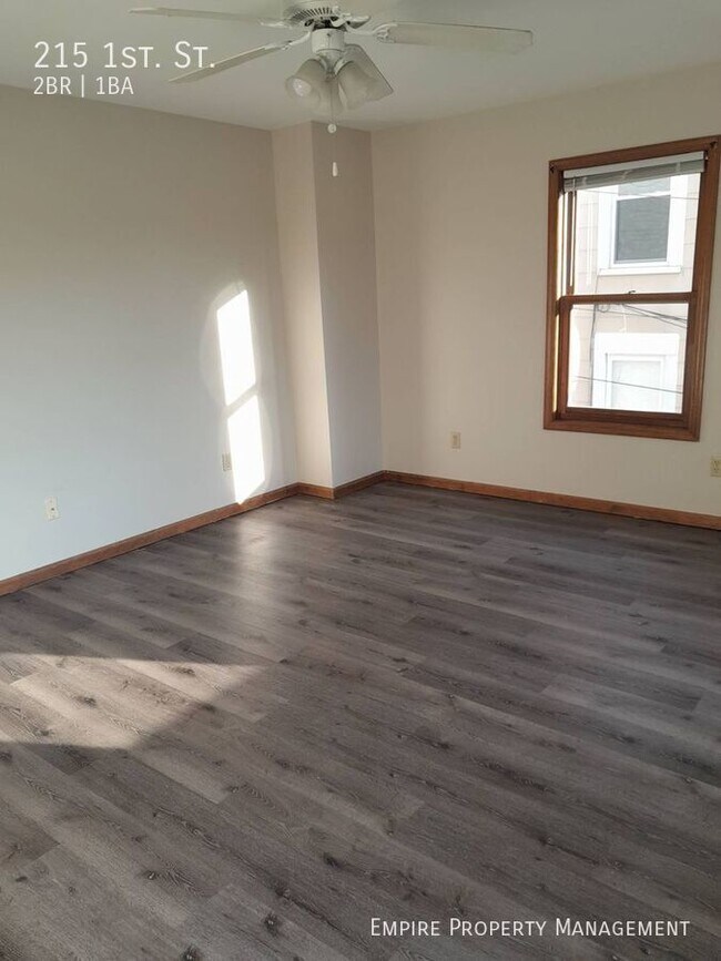 Foto del edificio - 2nd Floor: 2 Bedroom/ 1 Bathroom Apartment...