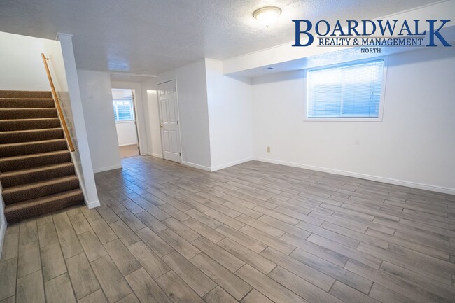 Building Photo - Half off 1st month's rent 3 Bed Townhouse ...