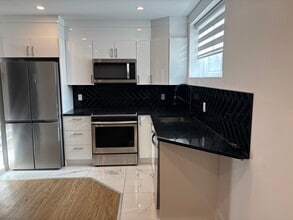 Building Photo - 4820 Ch De La Côte-Sainte-Catherine