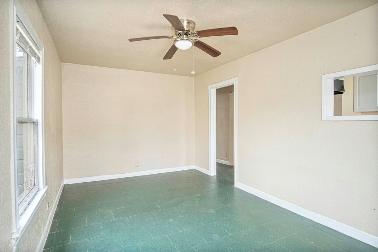 Building Photo - 934 Poinsettia St