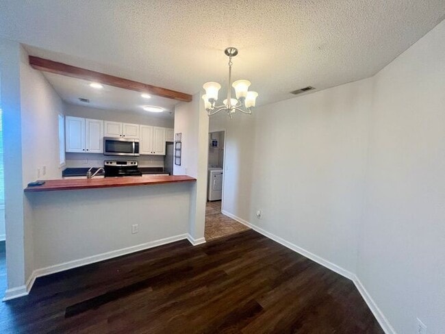 Foto del edificio - RENT SPECIAL! Freshly Painted! New Luxury ...