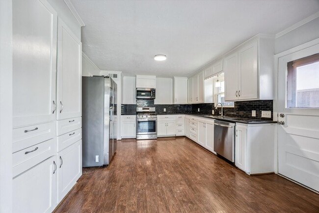 Building Photo - 3607 Blue Bonnet Blvd