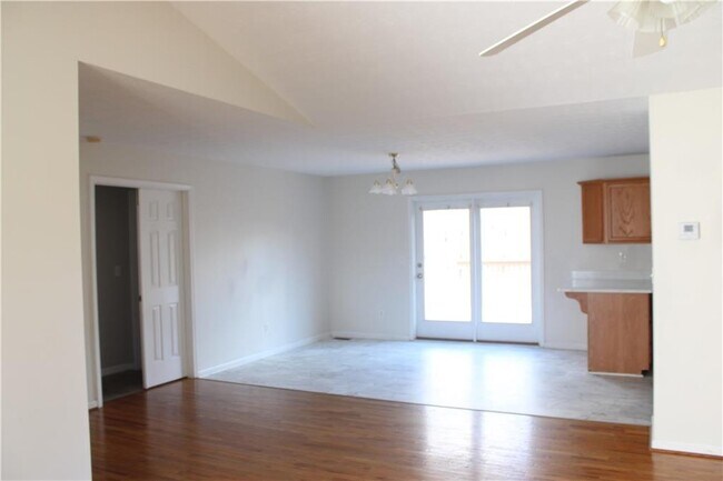 Foto del edificio - 3755 Fern Creek Dr