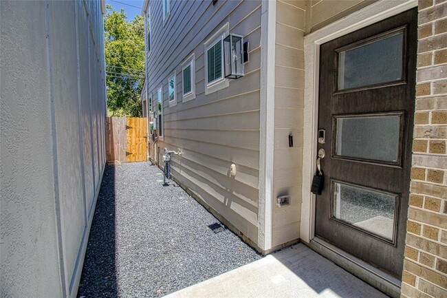 Building Photo - 16012 Oregon Oak Dr