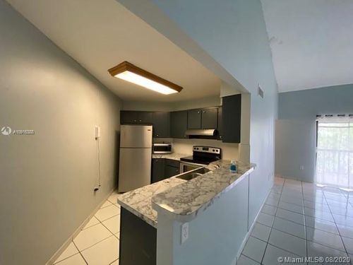 Building Photo - 9431 Fontainebleau Blvd