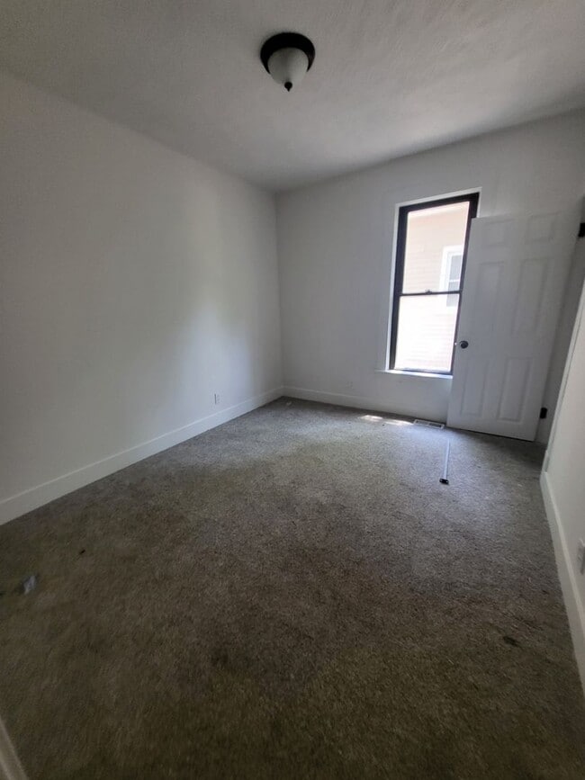 Building Photo - 3 BED 1 BATH