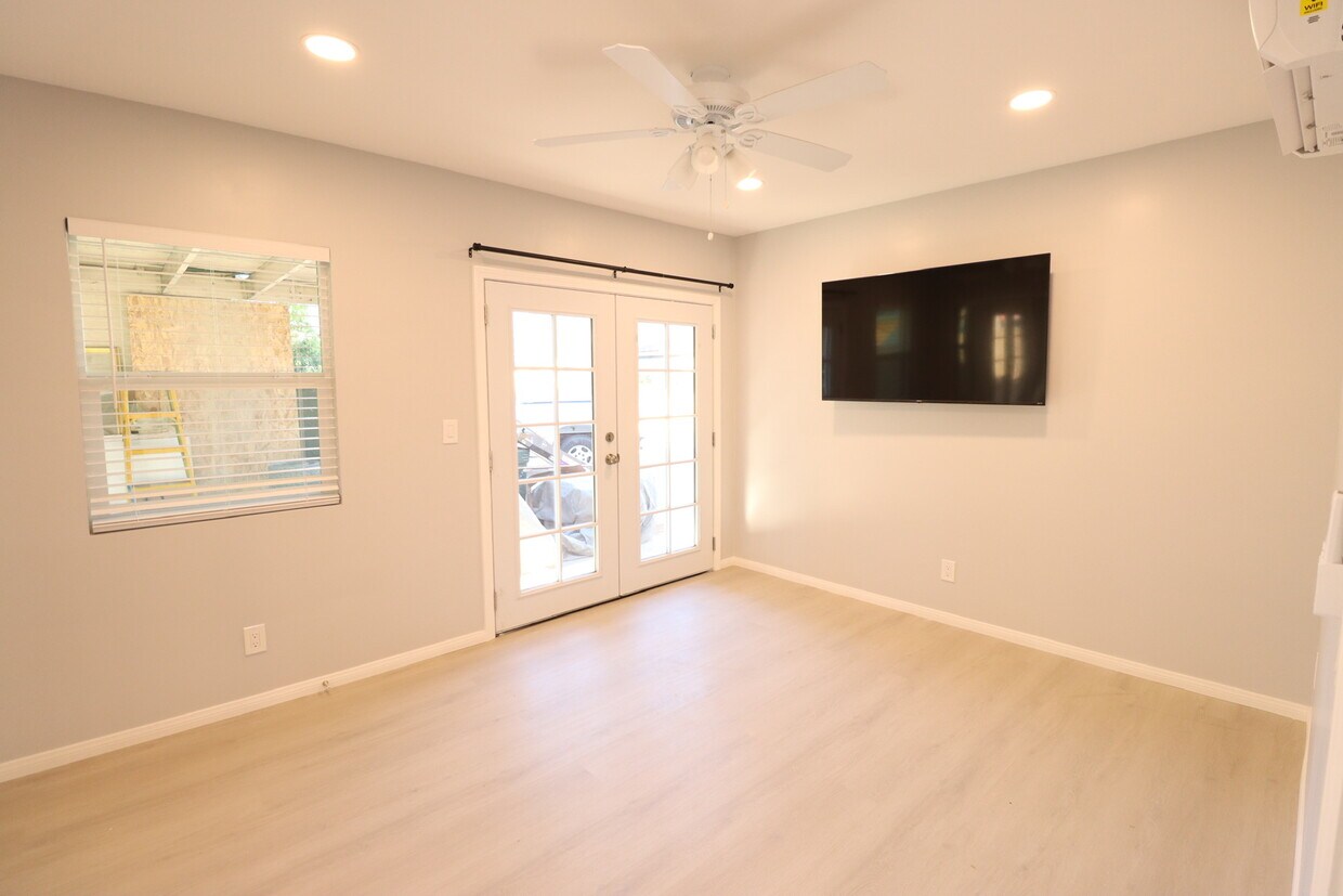 Foto principal - 465 W 2nd St