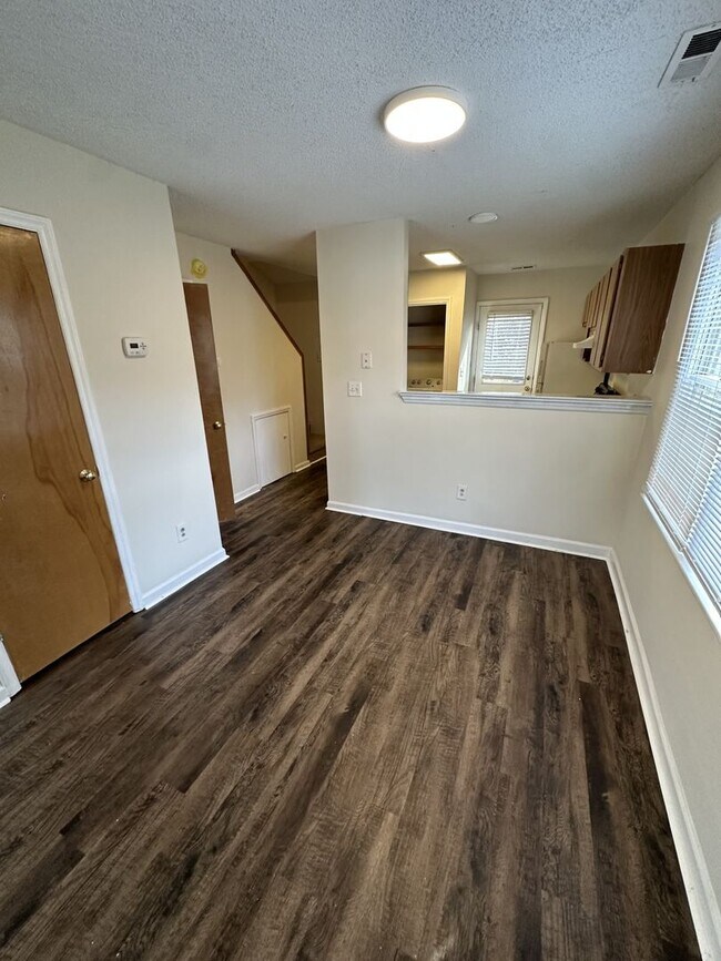 Building Photo - 2 Bedroom 1.5 Bathroom Townhome