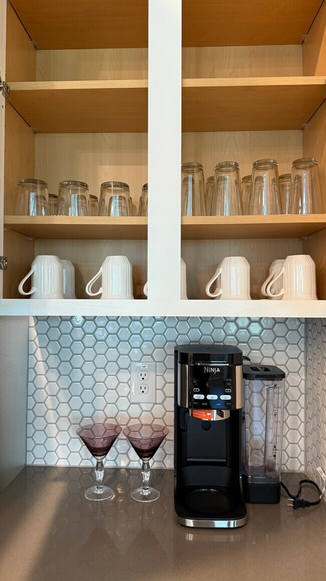 Foto del edificio - 5945 Hopkins Dr