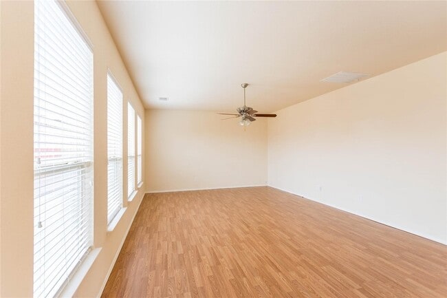 Building Photo - 3010 Pinecrest Dr