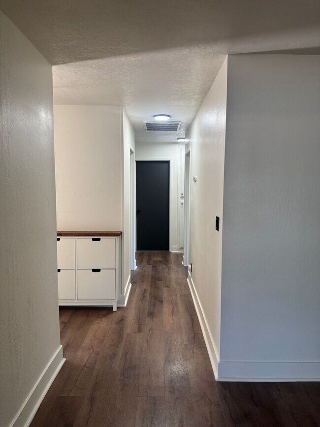 Foto del edificio - NEWLY REMODELED 3 BED/2 BATH HOME IN REDDING