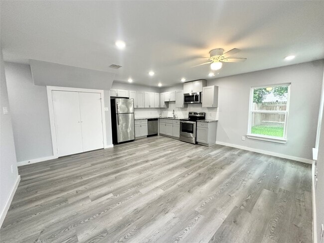 Building Photo - 8215 Crestview Dr