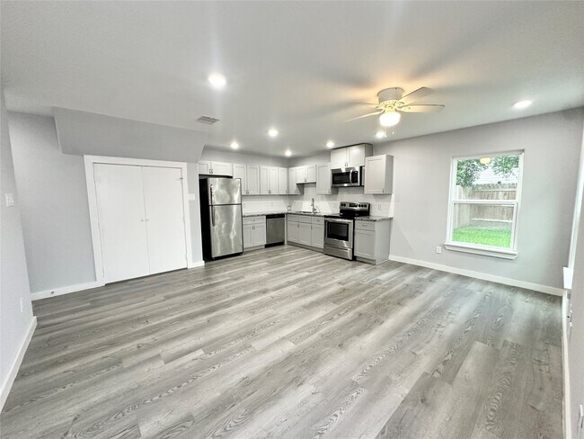 Foto del edificio - 8215 Crestview Dr