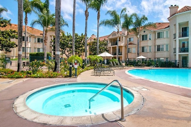 Building Photo - 550 Camino De La Reina