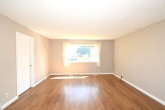 Building Photo - 8077 Rochester Crescent