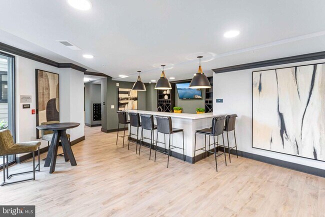 Foto del edificio - 701 N Henry St