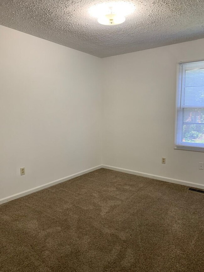 Building Photo - 3 Bedroom, 2.5 Bath Townhouse