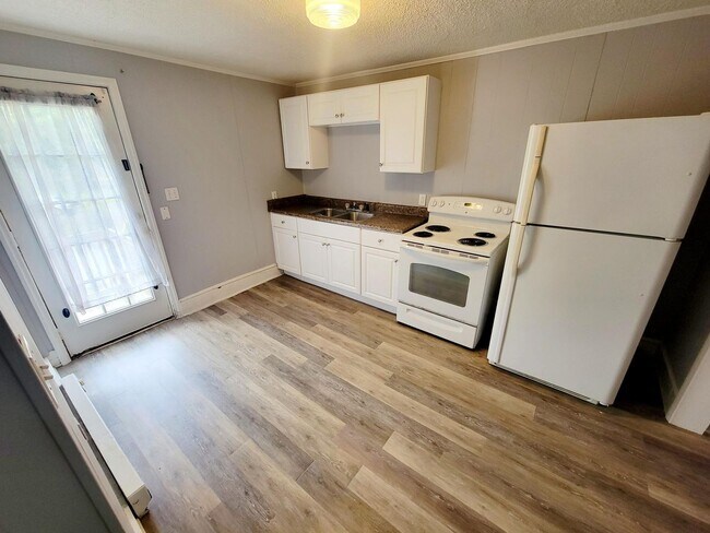 Foto del edificio - 821 Grace Avenue- C