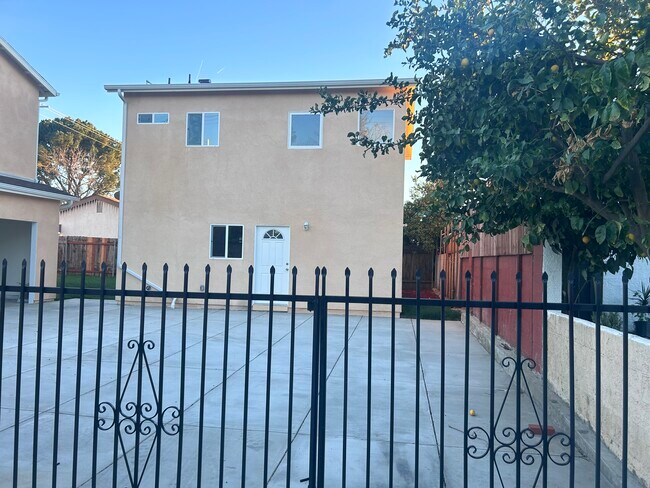 Foto del edificio - 6951 Corbin Ave
