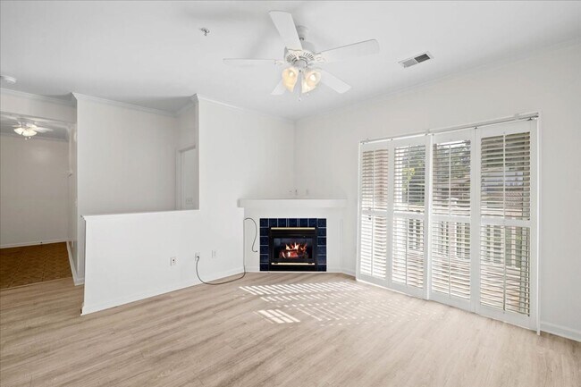 Foto del edificio - Spacious Condo in Knollwood – Pool, Gym an...