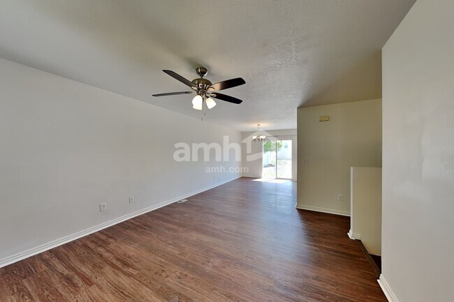 Foto del edificio - 4384 Maple Dr