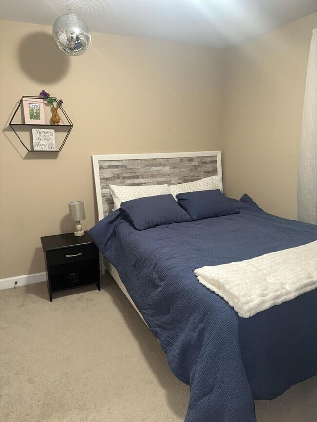 Building Photo - Charming Single Family Home. 4 bedroom 2.5...