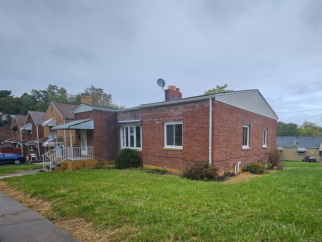 Building Photo - 210 Frederick St