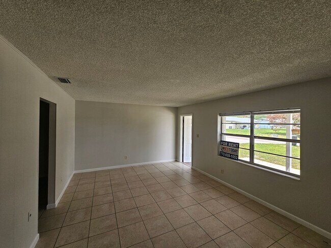 Building Photo - Beautiful and cozy 2/1 apartment available now!