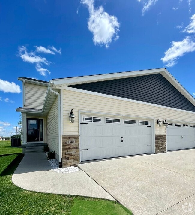 Building Photo - 4005 Sarah Dr
