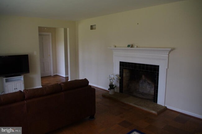 Building Photo - 9001 Glenbrook Rd