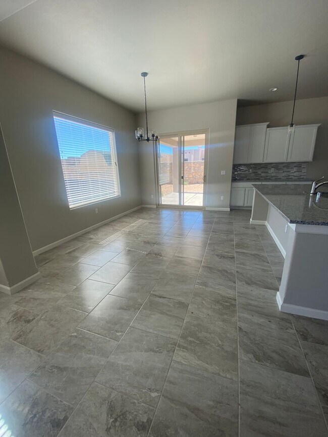 Foto del edificio - Newer 3 Bedroom+ Office Near Red Hawk Golf...