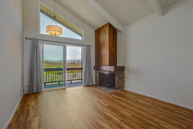 Building Photo - 2101 Shoreline Dr