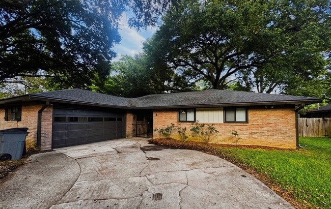 Building Photo - 246 Maxine Dr