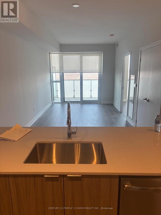 Photo principale - 430-3430 Square One Dr