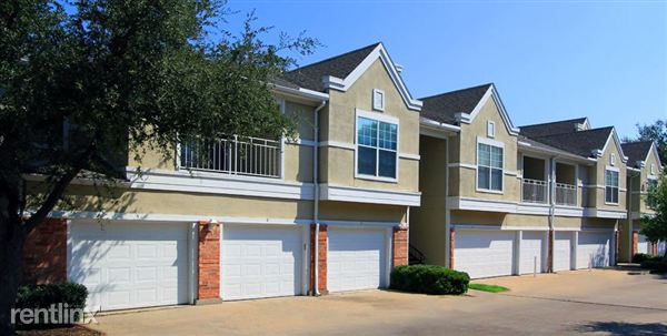 Building Photo - 15820 Knoll Trail Dr