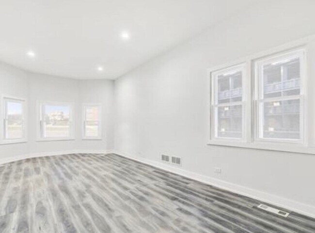 Foto del edificio - 3053 E 79th St