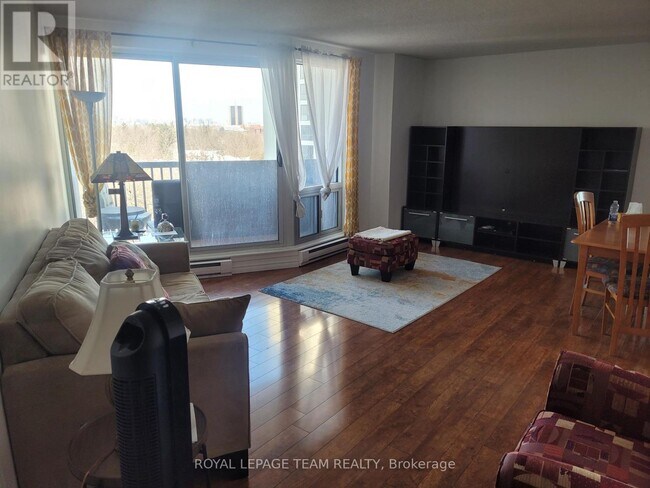 Photo du bâtiment - 1380 Prince of Wales Dr