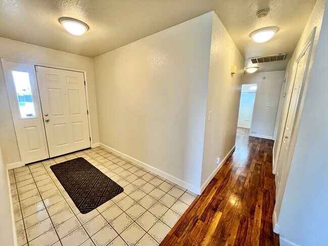 Building Photo - Beautiful Single Story 3 Bedroom 2 Bath! I...