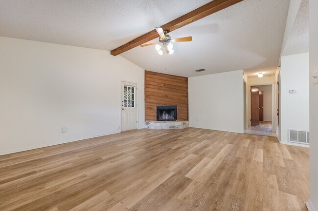 Foto del edificio - Spacious 2/1 Duplex in Central Taylor, Tx